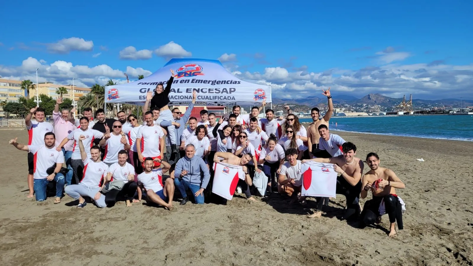 Alumnos tras finalizar el evento formativo de socorrismo en la playa