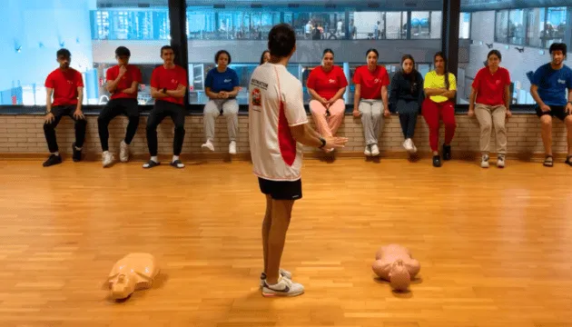 Instructor curso socorrista explicando práctica