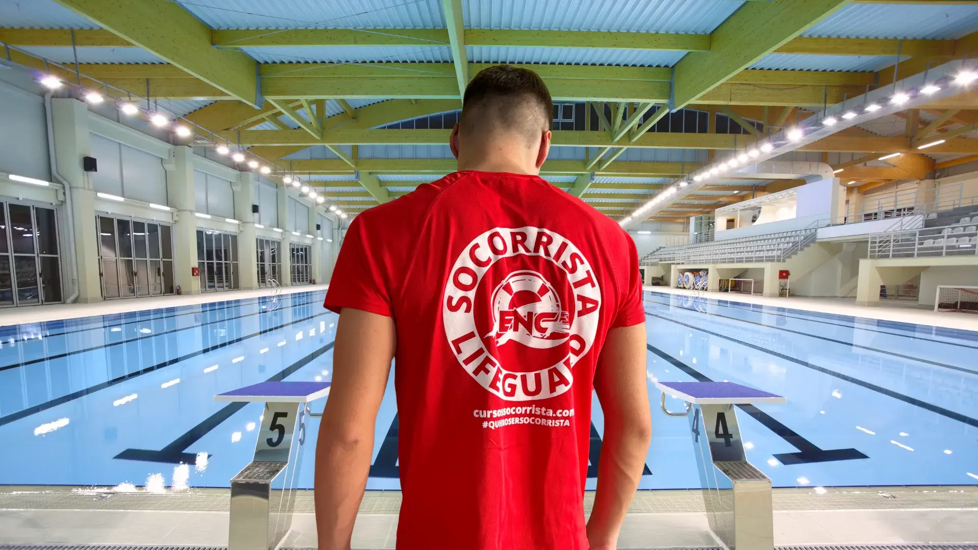 socorrista en piscina gimnasio