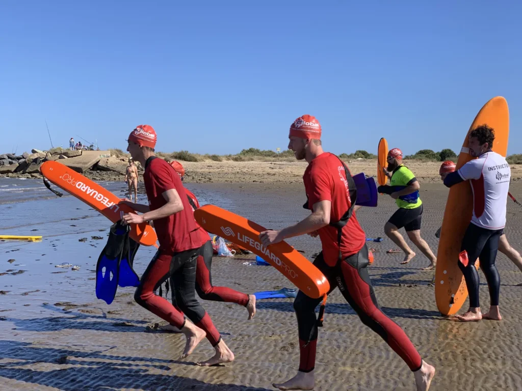 surfistas y socorristas en bizkaia