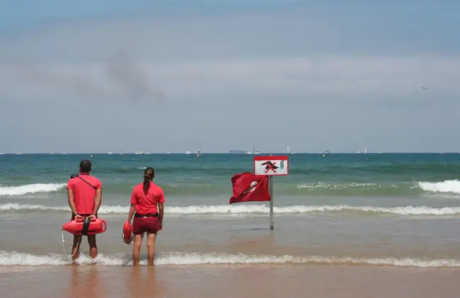 camiseta roja socorrista